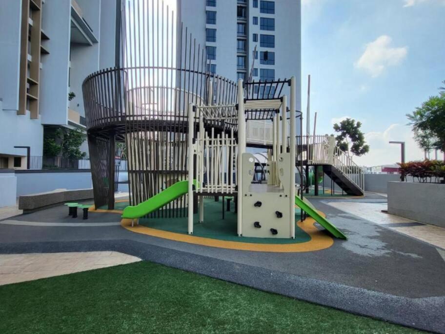 Sky Trees 15-06 4pax, Bukit Indah, Aeon, Legoland, Netflix Apartment *