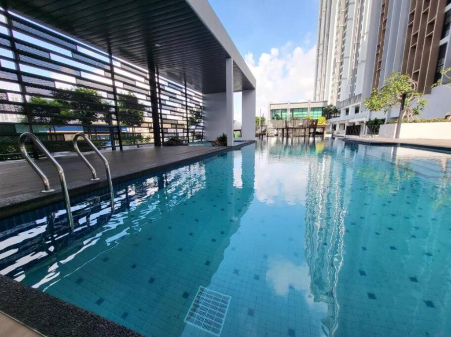 Sky Trees 15-06 4pax, Bukit Indah, Aeon, Legoland, Netflix Apartment Johor Bahru